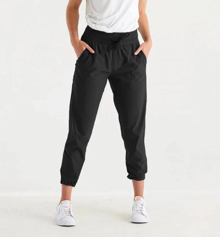 Urban Chic Breeze Cropped Pants In Black